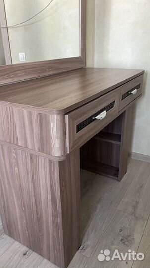 Туалетный столик с зеркалом