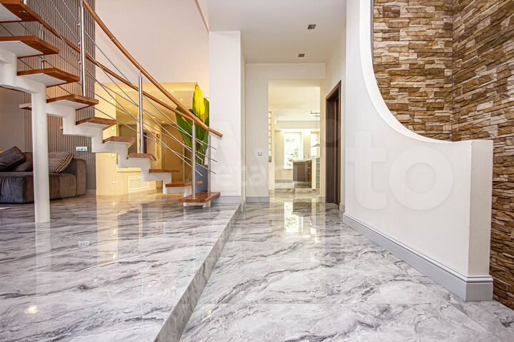 Коттедж 395 м² на участке 20,7 сот.