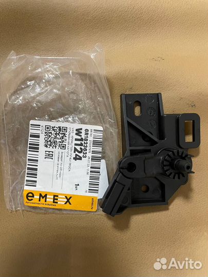 Опорный кронштейн троса капота