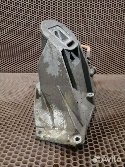 Кронштейн двигателя правый Land Rover Range Rover