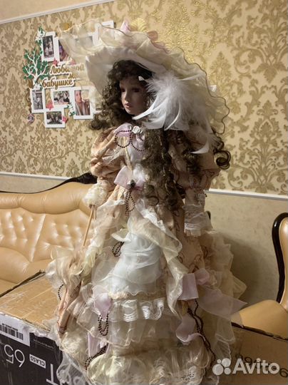 Кукла фарфоровая