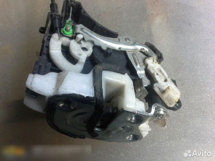 Замок двери задней левой Mitsubishi Lancer (CX CY)