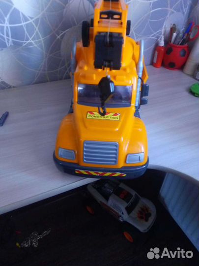 Подъемный кран игрушка