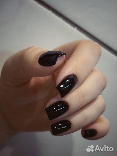 Мастер маникюра и педикюра в салоне