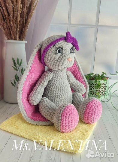 Большой плюшевый заяц