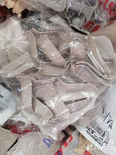 Фурнитура:уголки,соединения,окончание для плинтуса