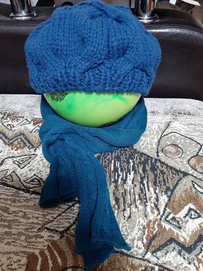 Женский берет с шарфиком