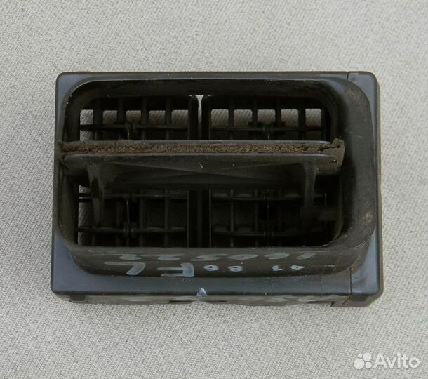 Дефлектор торпедо левый Audi 80 B3