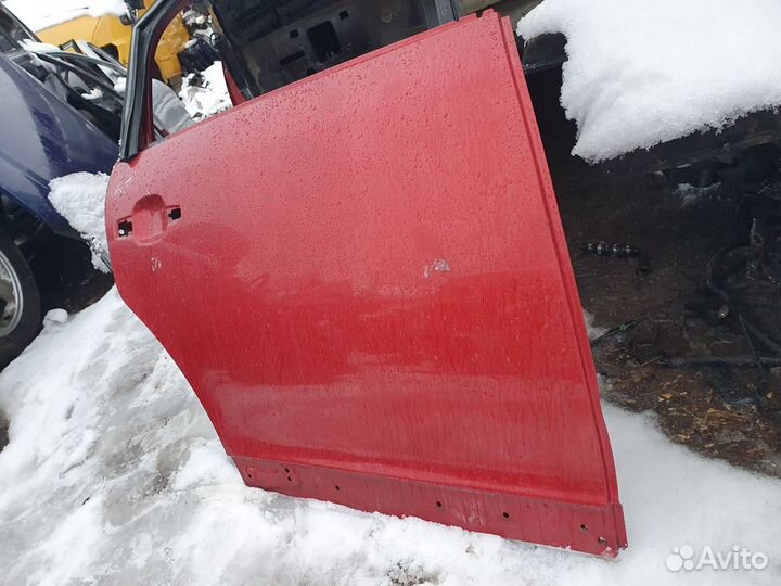 Дверь задняя правая Citroen C4 красная хетчбек с4