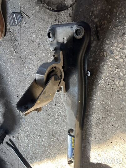 Лыжа балка подмоторнач Nissan Bluebird Sylphy