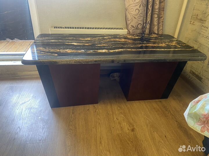 Стол блек ставруснатуральный кварцит