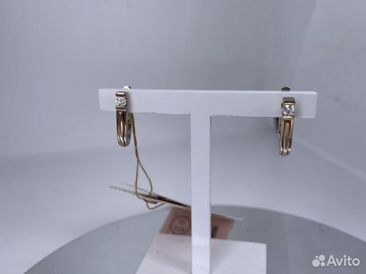 Золотые серьги с бриллиантом 0.18 ct