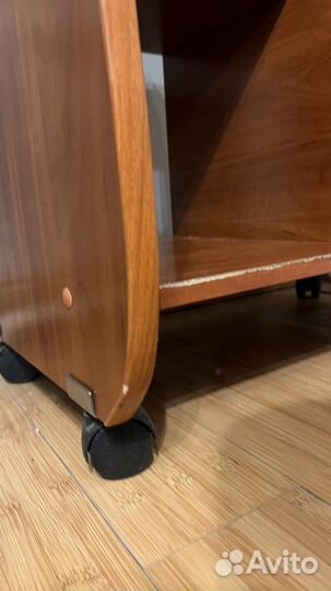 Компьютерный стол на колесиках