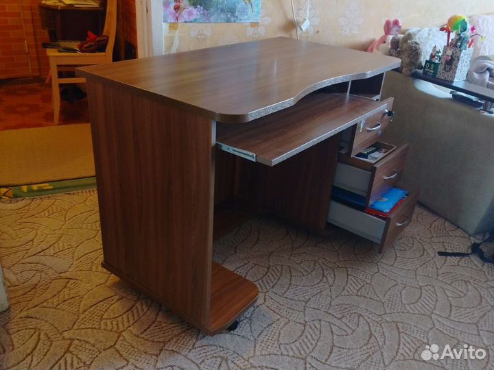 Письменный стол для школьника новый
