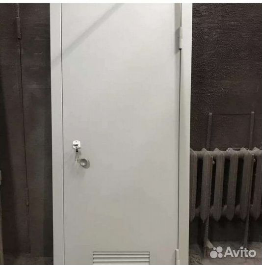 Дверь металлическая с вент. решеткой 1812