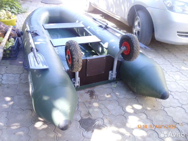 Надувная резиновая лодка