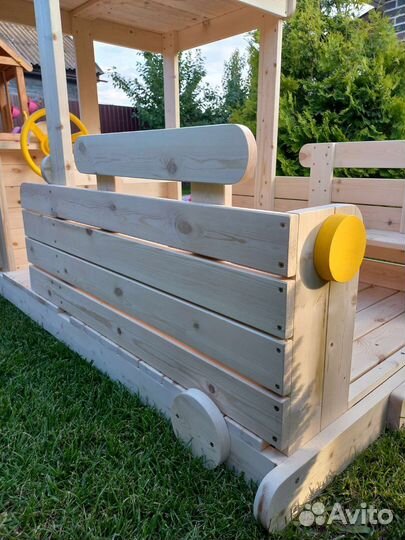 Деревянная машинка для детской площадки