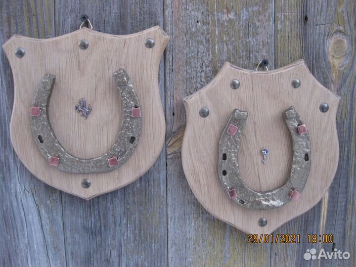 Деревянное панно с подковой
