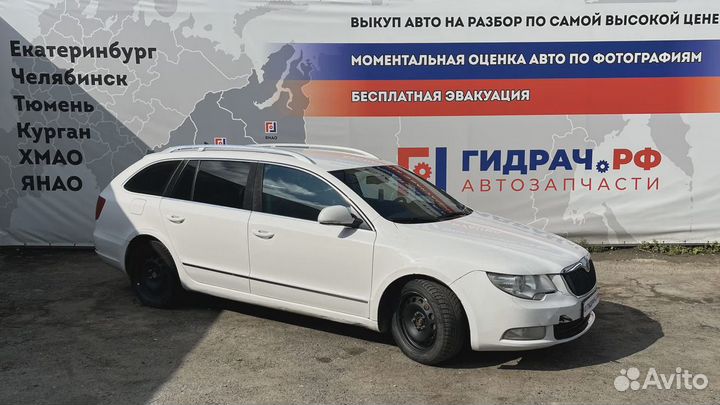 Держатель задней полки левый Skoda Superb (3T) 3T9