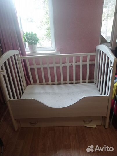 Детская кроватка с маятником и матрасом