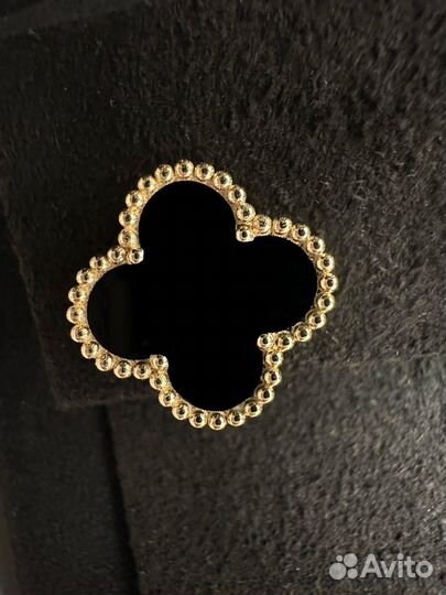 Золотые серьги van cleef в желтом золоте с ониксом