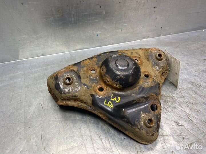 Кронштейн амортизатора Volkswagen Passat B5