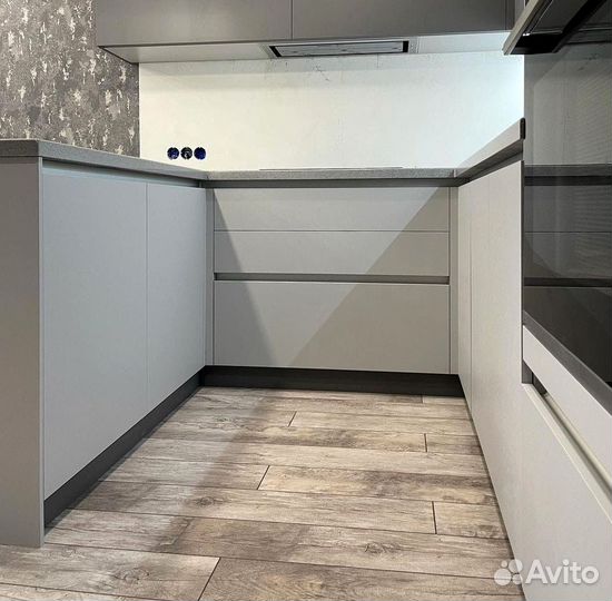 Кухонный гарнитур в современном стиле на заказ