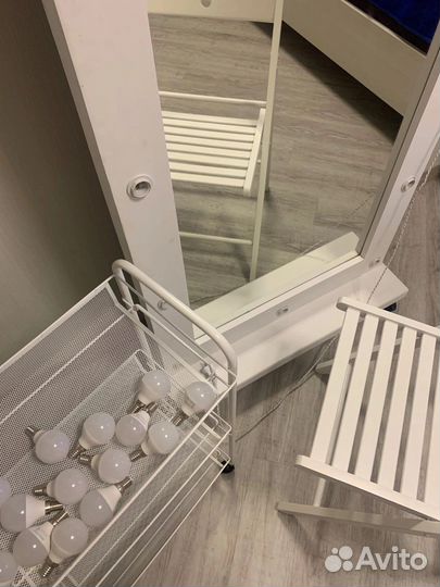 Напольное зеркало с лампами