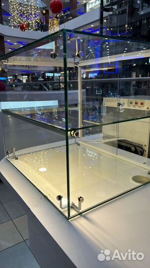 Витрина с дверцами и подсветкой