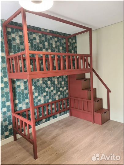 Кровать чердак с лестницей комодом