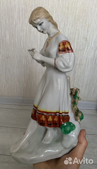 Статуэтка фарфоровая гадание на ромашке