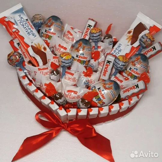 Большое сердце из киндеров для девушки