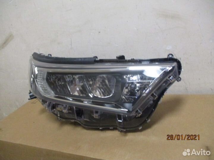 Фара правая Toyota RAV4