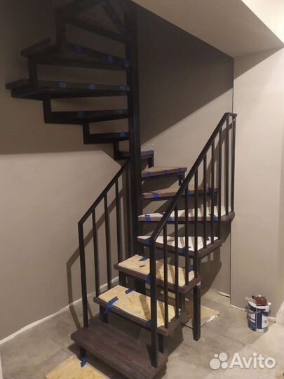Лестница на металлическом каркасе