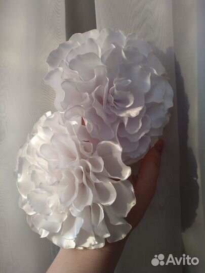 Белые банты