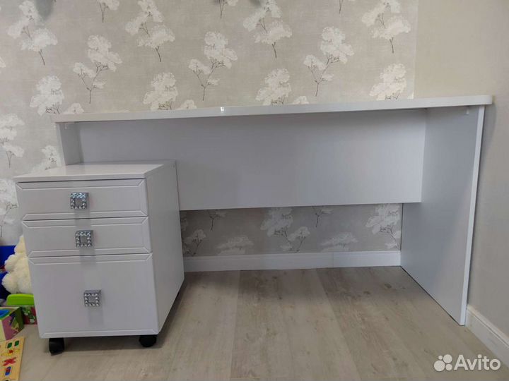 Письменный стол с выкатной тумбой