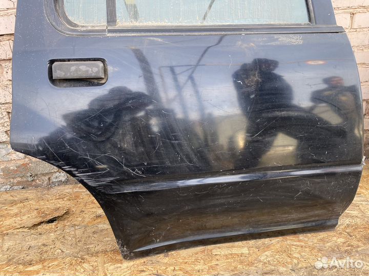 Задняя правая дверь Ford Explorer 1