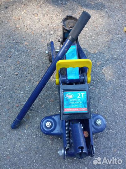 Домкрат подкатной 2 т