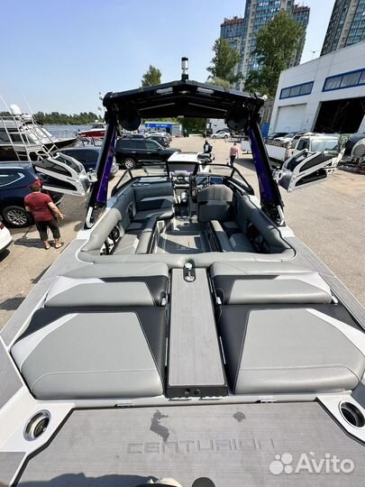 Катер буксировщик Centurion