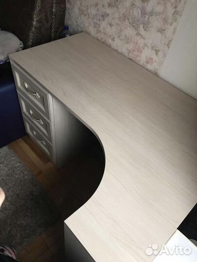 2 письменных стола