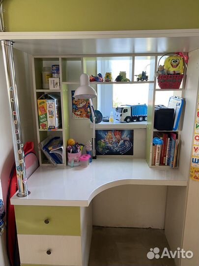 Детская кровать чердак со столом и шкафом