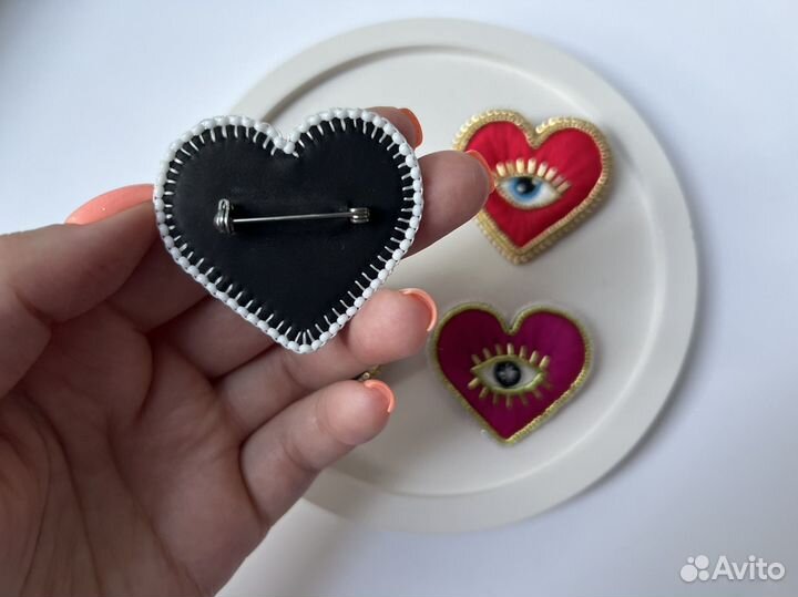 Брошь из бисера Сердце, ручная работа
