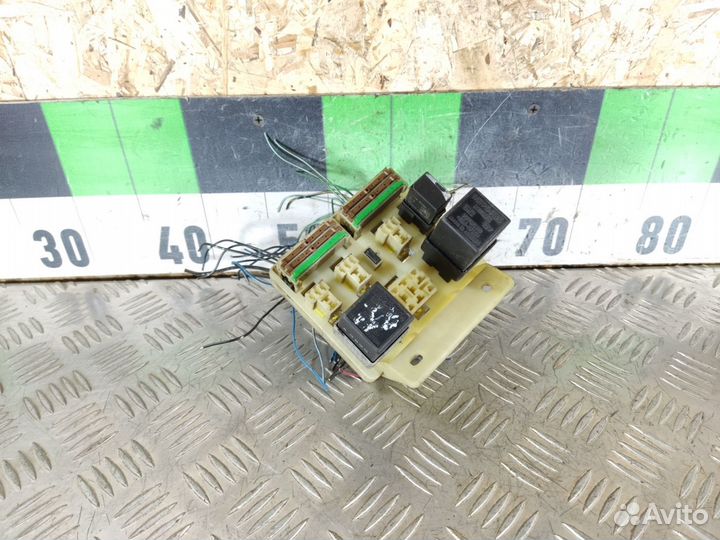 Блок предохранителей салонный Mitsubishi Carisma 2