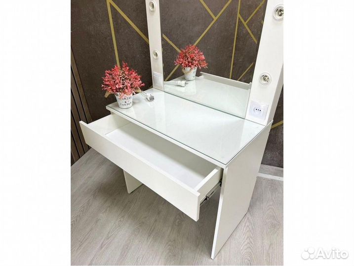 Туалетный столик белый с зеркалом и подсветкой