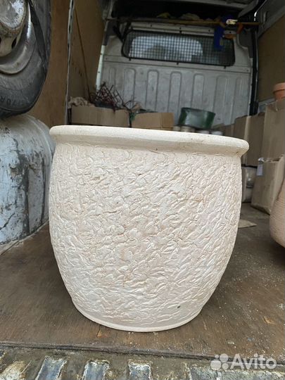 Большой цветочный горшок
