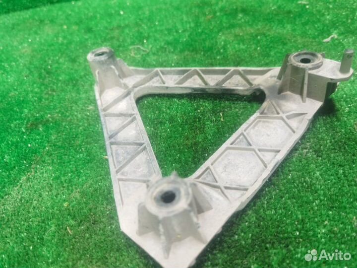 Крепление резонатора воздушного фильтра Ford