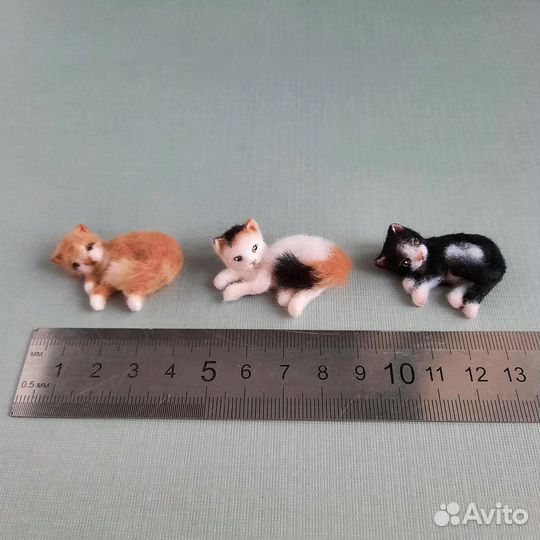 Миниатюрная игрушечная кошка