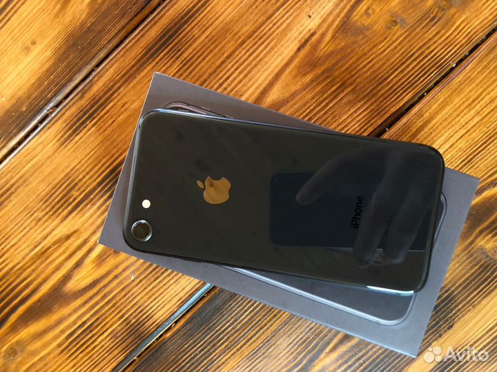 Телефон iPhone 8
