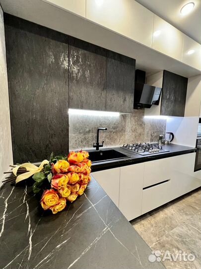 Кухня на заказ с доводчиками в Омске