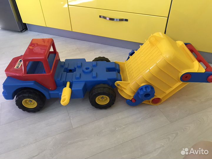 Машина самосвал большая